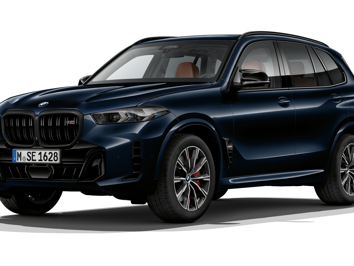 Черный автомобиль BMW X5 M60i Protection VR6 2023 года на белом фоне
