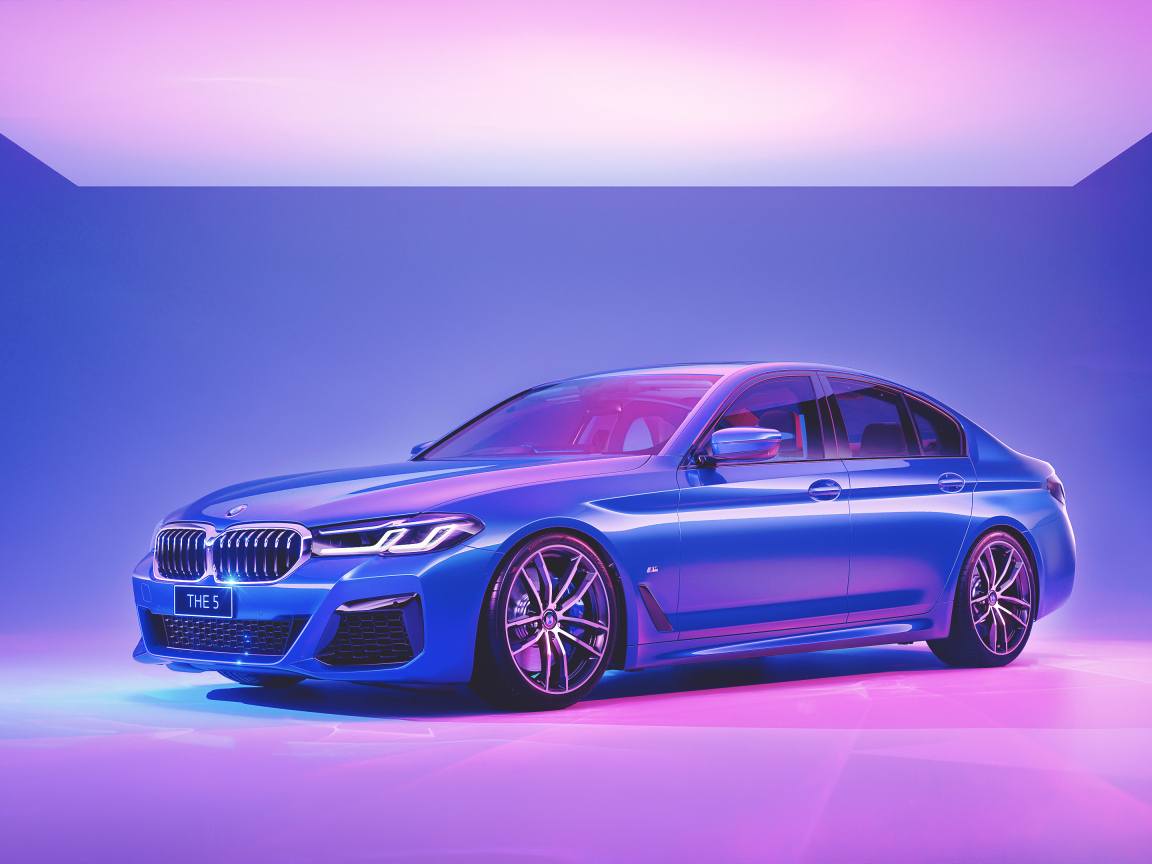 Синий автомобиль BMW 5 Series в комнате