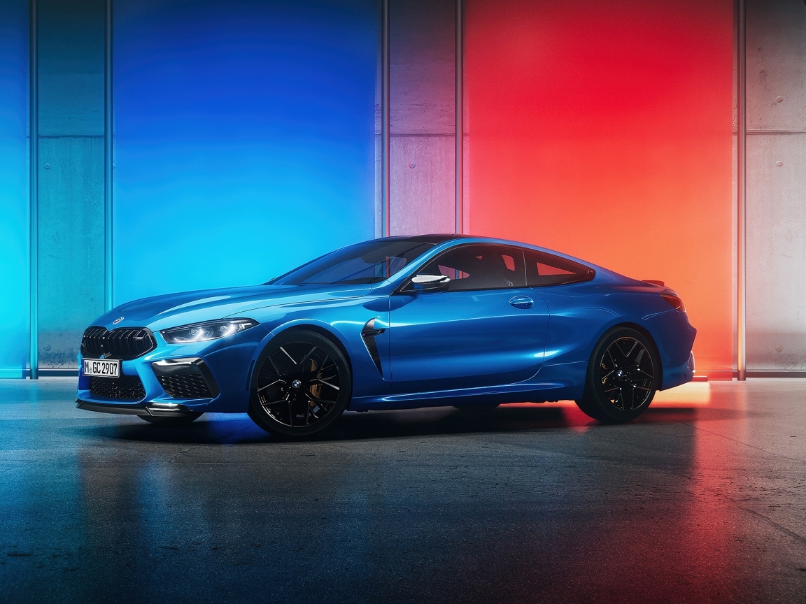 Синий дорогой автомобиль BMW M8