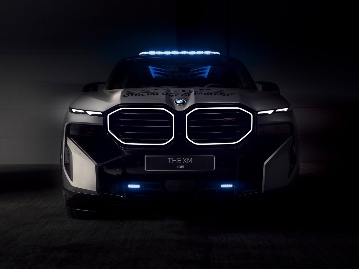 Вид спереди на автомобиль BMW XM Label Red MotoGP Safety Car 2024 года