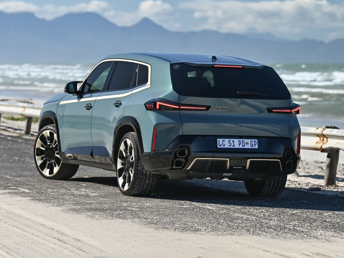 Вид сзади на внедорожник BMW XM