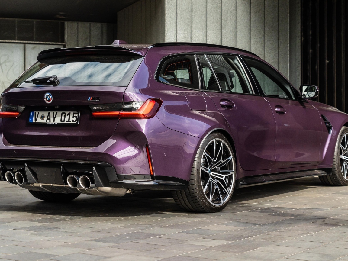 Вид сзади на автомобиль BMW M3 Competition Touring M XDrive 2023 года