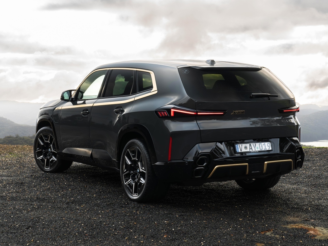 Вид сзади на внедорожник BMW XM 2023 года