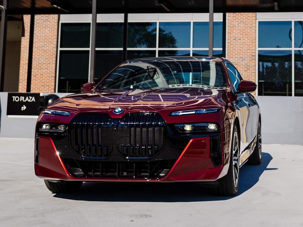 Красный автомобиль BMW I7 EDrive50 2024 года
