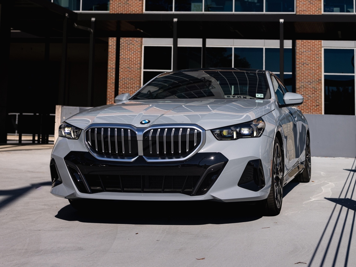 Серебристый автомобиль BMW 530i XDrive M Sport 2024 года