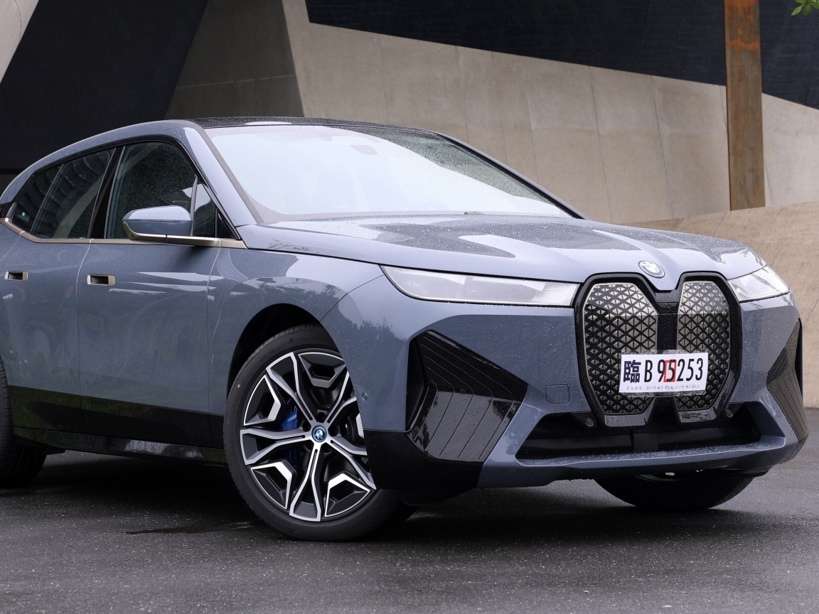 Серебристый внедорожник BMW IX XDrive40 Sport