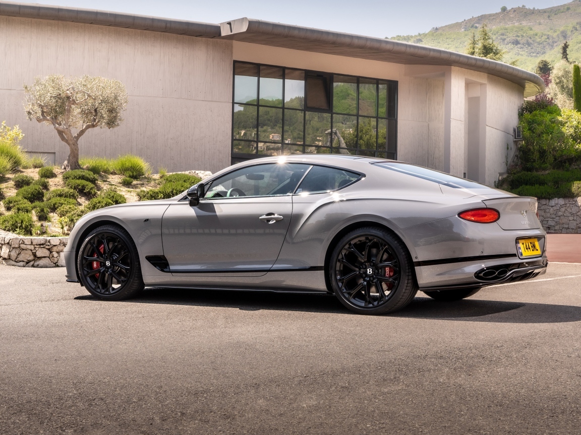 Автомобиль Bentley Continental GT S 2022 года вид сзади