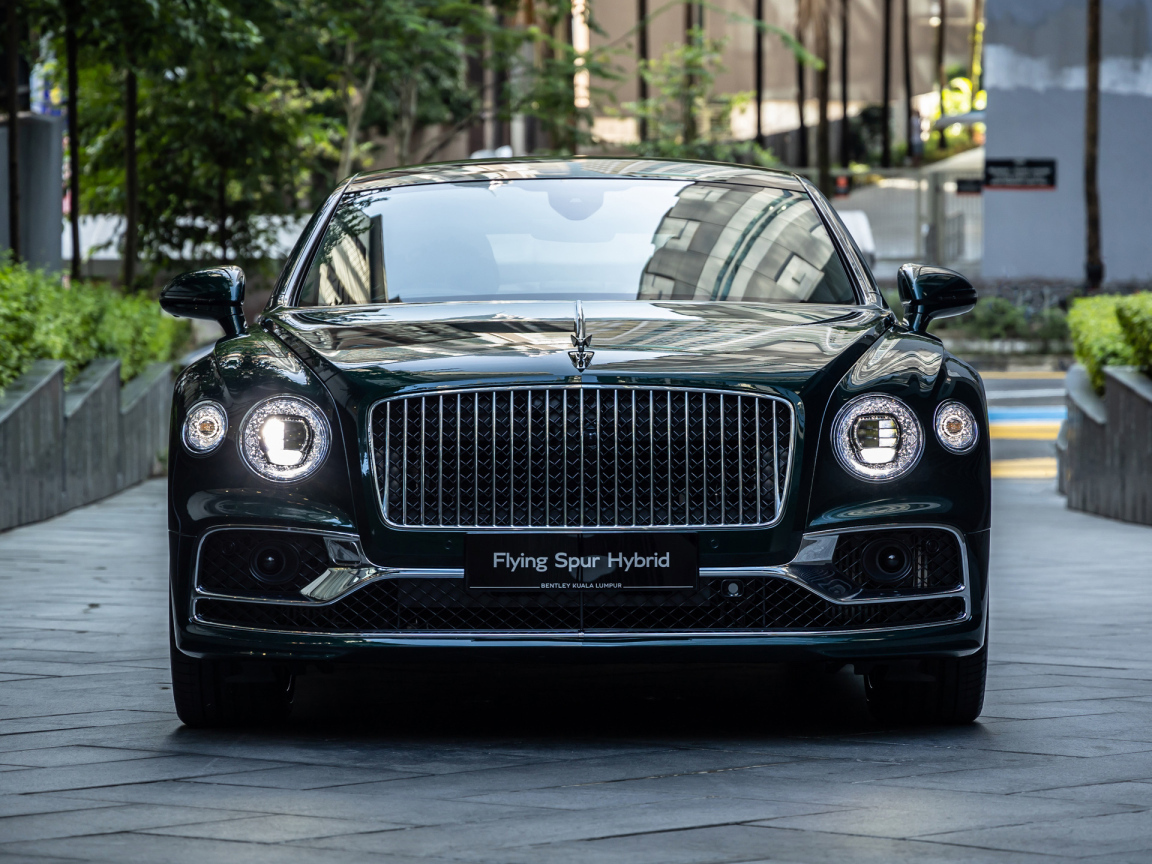 Автомобиль Bentley Flying Spur Hybrid 2023 года вид спереди