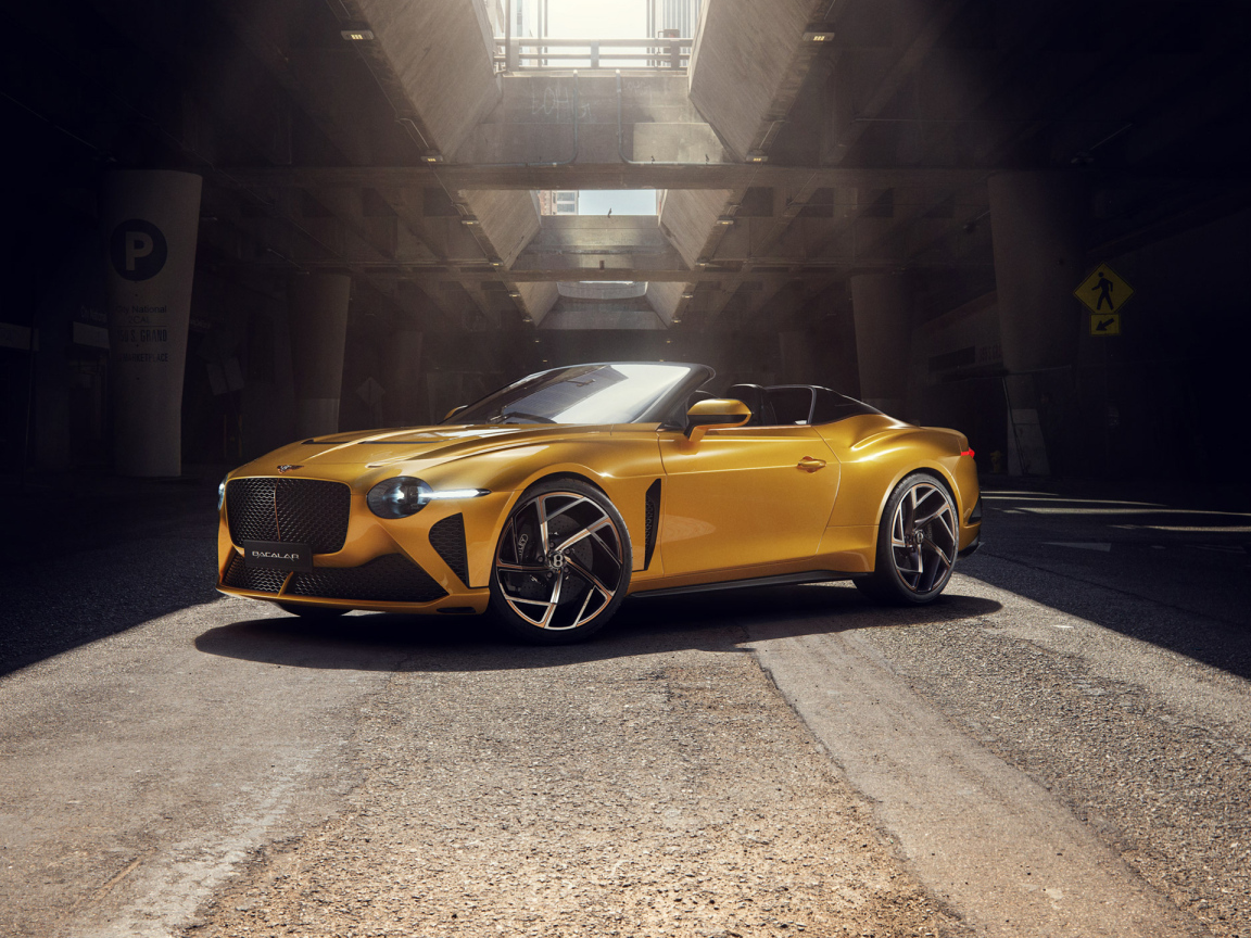 Красивый золотистый автомобиль Bentley Bacalar