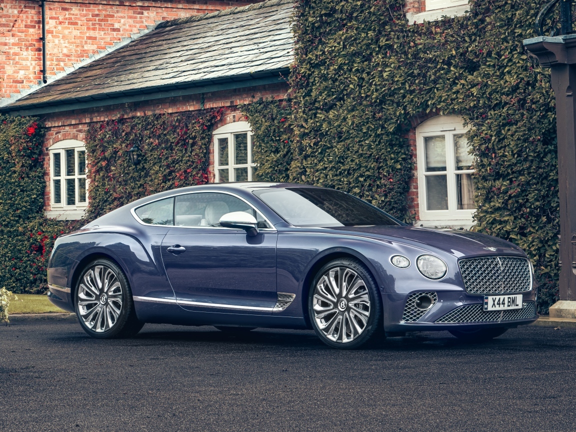 Автомобиль Bentley Continental GT Mulliner у дома