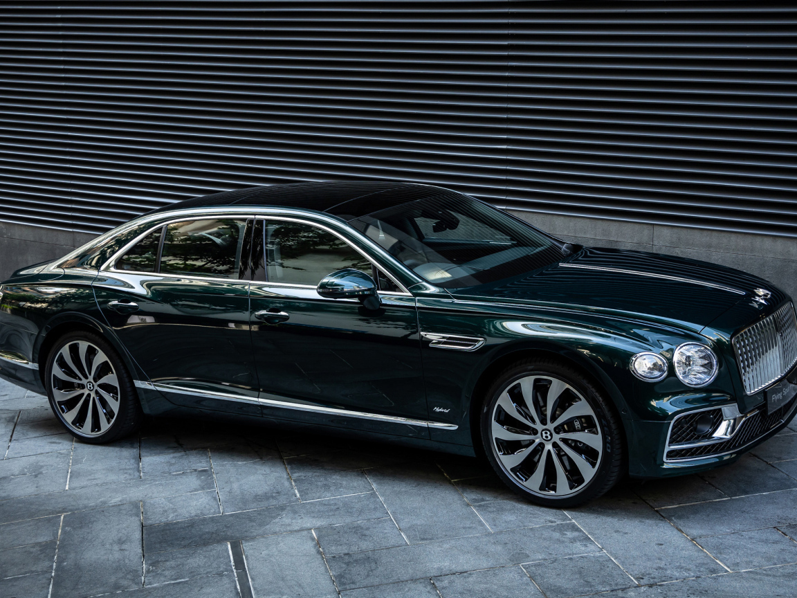 Черный автомобиль Bentley Flying Spur Hybrid 2023 года вид сбоку