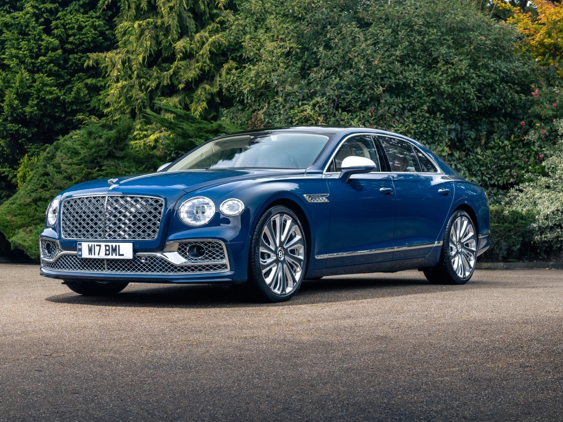 Синий автомобиль Bentley Flying Spur Mulliner
