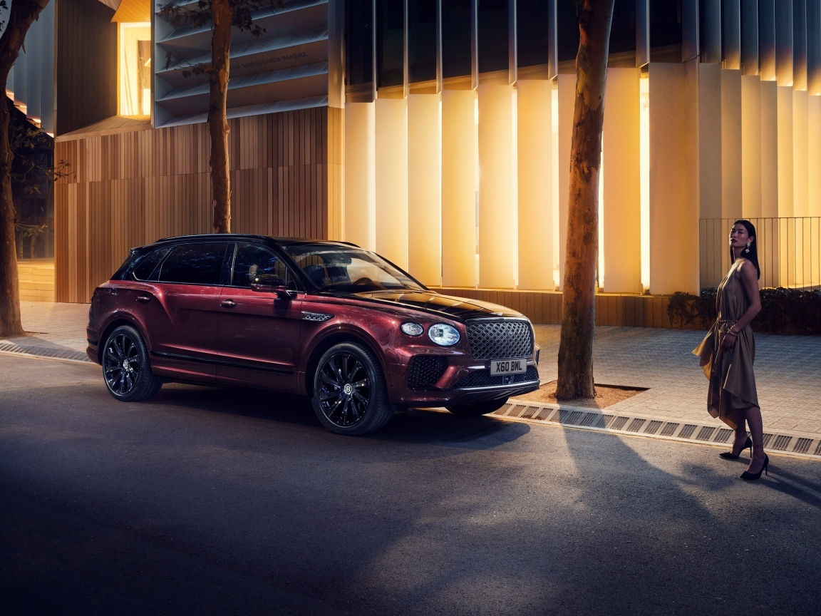 Бордовый внедорожник Bentley Bentayga EWB Mulliner 2024 года у дома