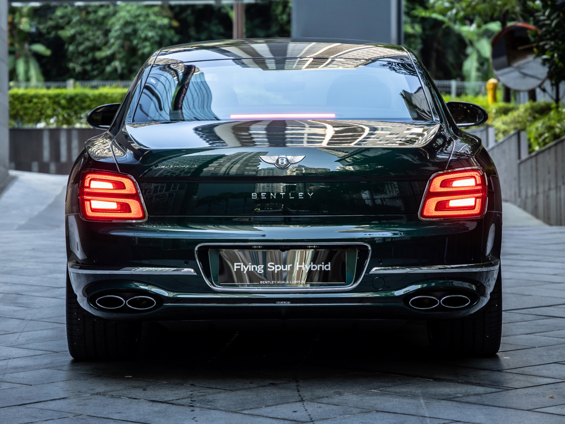 Автомобиль Bentley Flying Spur Hybrid 2023 вид сзади