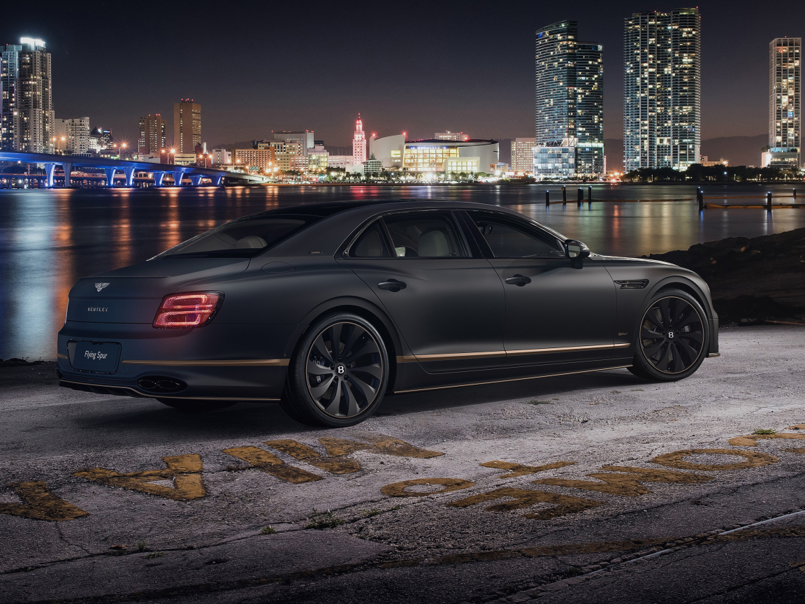 Автомобиль Bentley Flying Spur Hybrid The Surgeon 2022 на фоне города