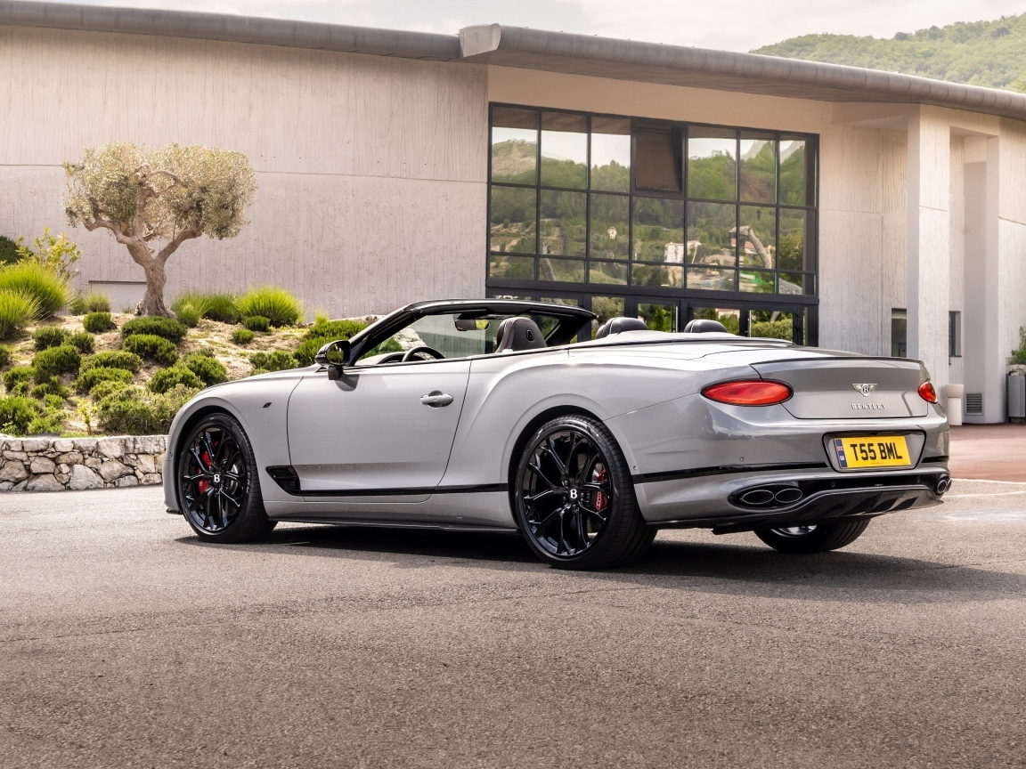 Серебристый кабриолет  Bentley Continental GT S