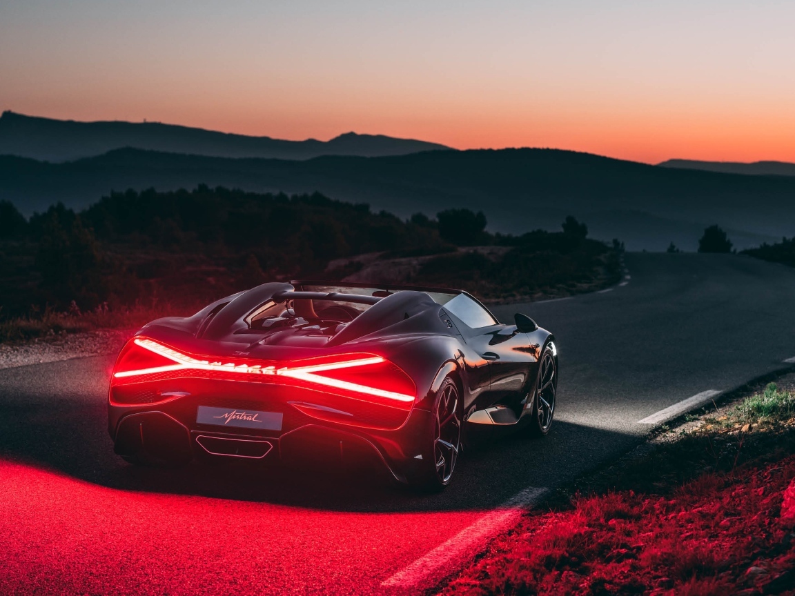 Включенные фары автомобиля Bugatti Mistral