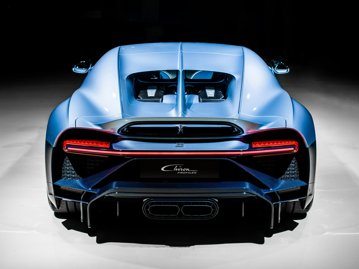 Автомобиль Bugatti Chiron Profilee вид сзади