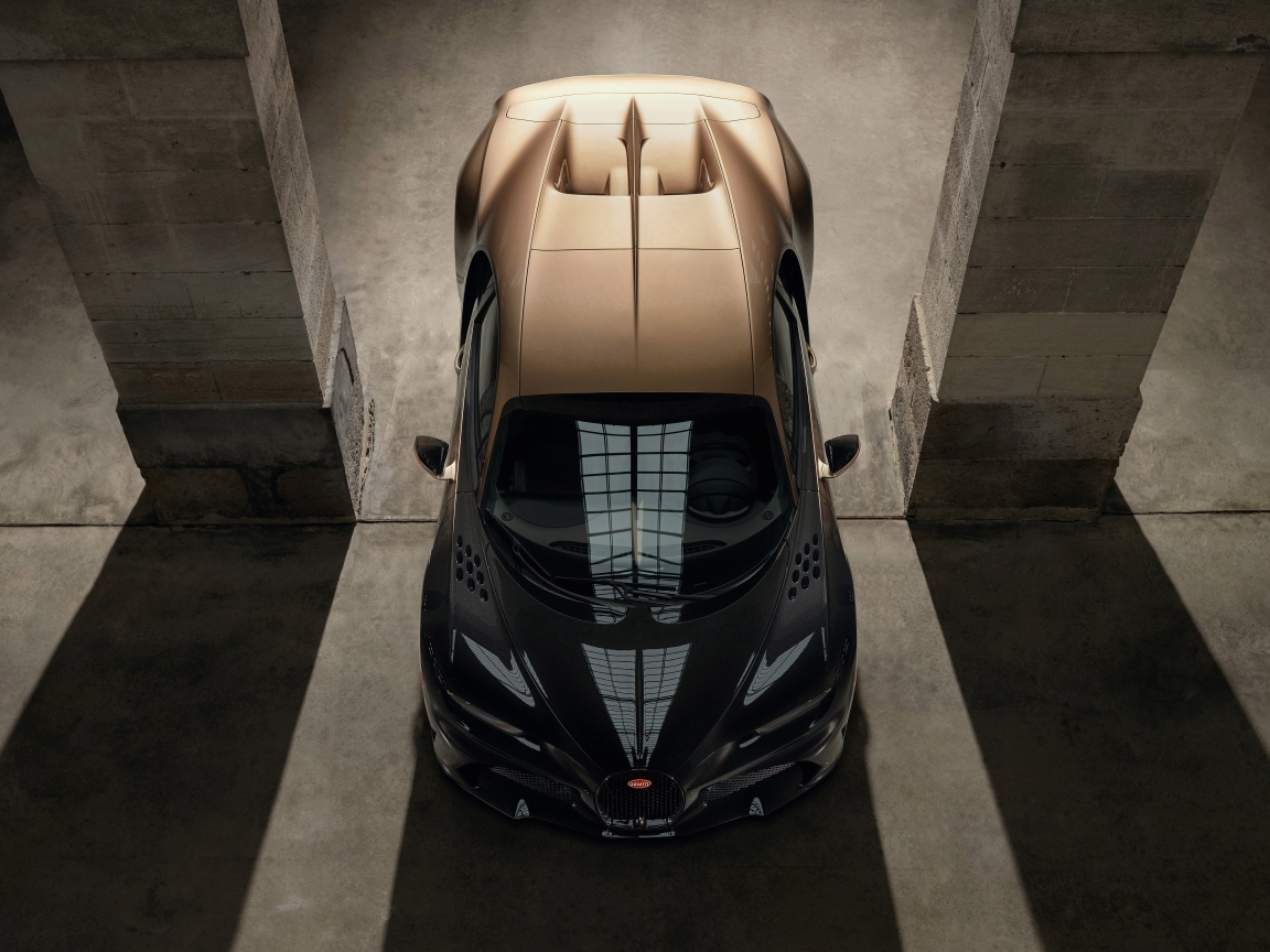 Вид сверху на быстрый автомобиль Bugatti Chiron