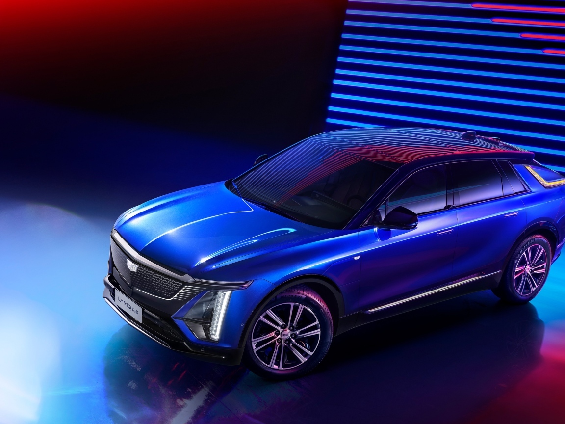 Синий автомобиль Cadillac Lyriq Sport