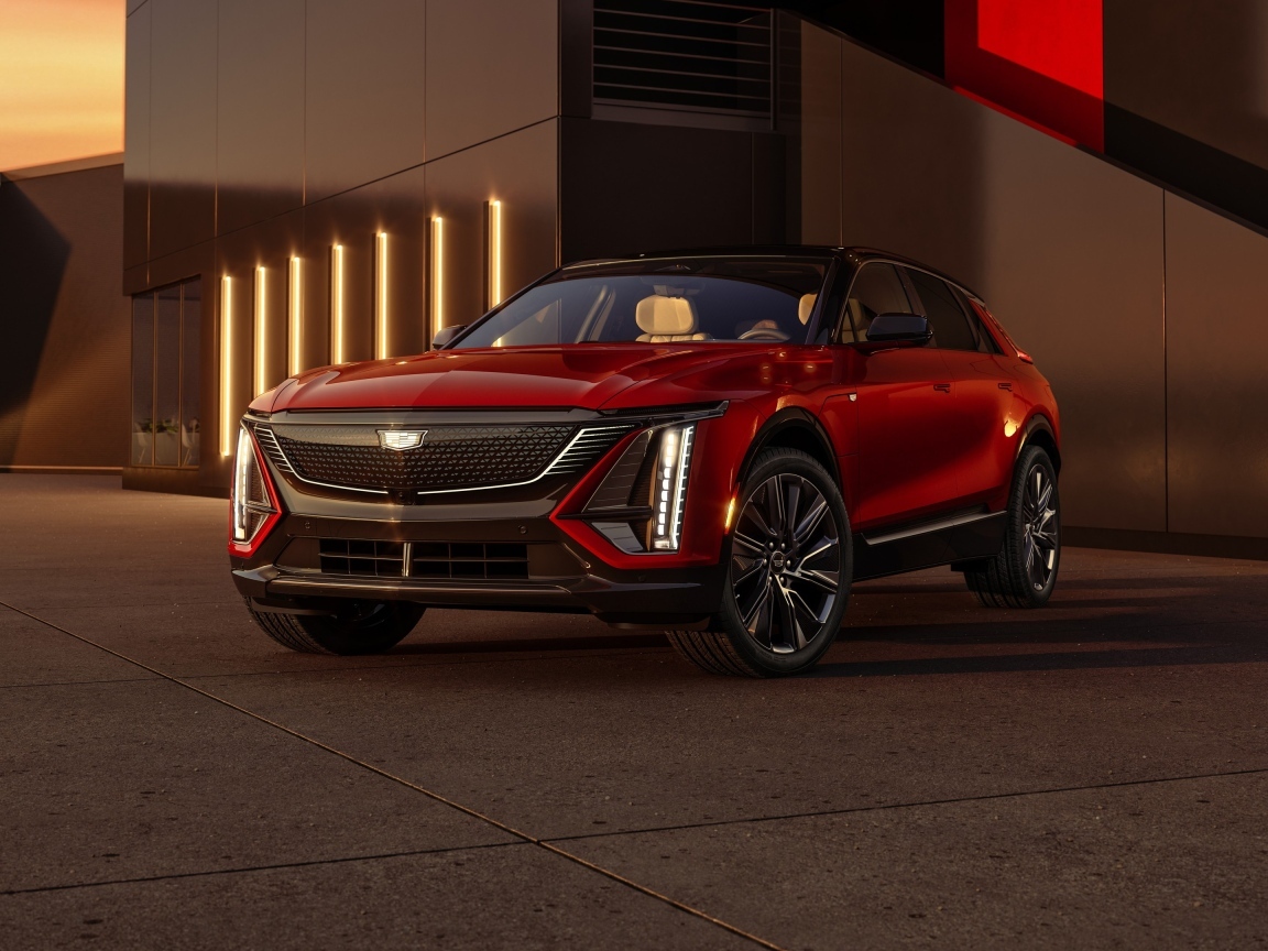 Дорогой красный автомобиль Cadillac Lyriq Sport 2024  года