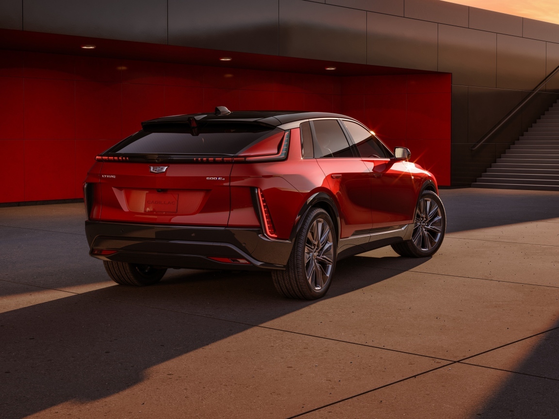 Красный Cadillac Lyriq Sport 2024 года вид сзади
