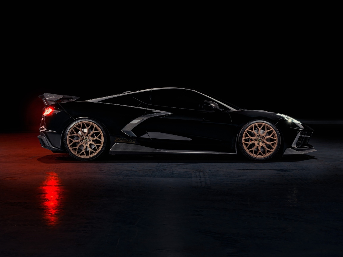Черный автомобиль Chevrolet Corvette Zodiac 2023  года вид сбоку
