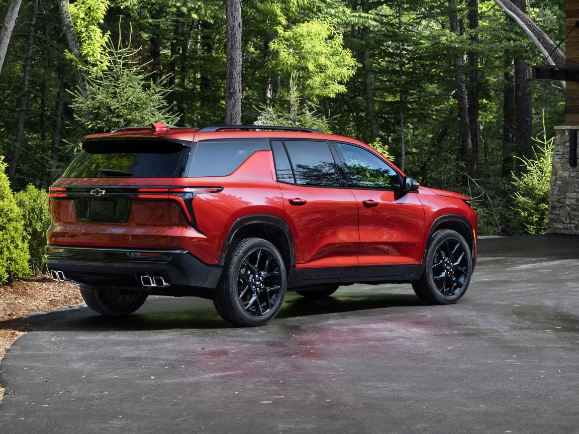 Вид сзади на красный внедорожник Chevrolet Traverse RS 2024 года