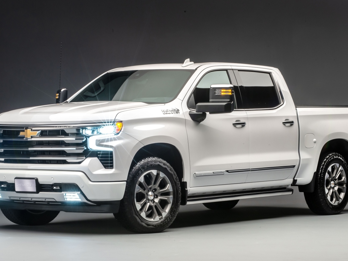 Белый дорогой пикап Chevrolet Silverado 2023 года на сером фоне
