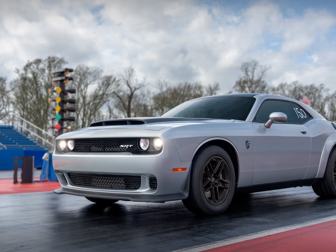 Быстрый автомобиль Dodge Challenger SRT Demon 2023 года