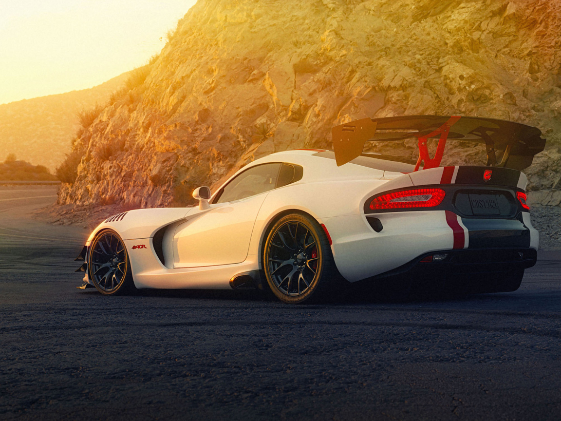 Автомобиль Dodge Viper ACR  вид сзади