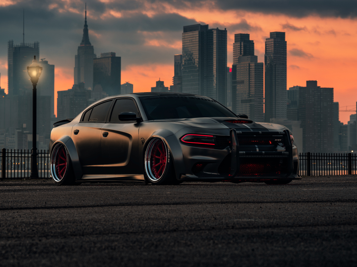 Стильный дорогой автомобиль Dodge Charger Hellcat Enforcer