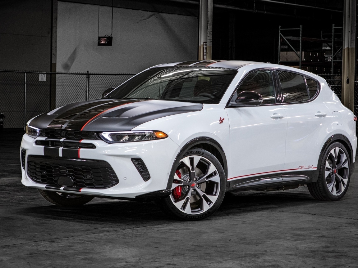 Белый автомобиль Dodge Hornet RT GLH