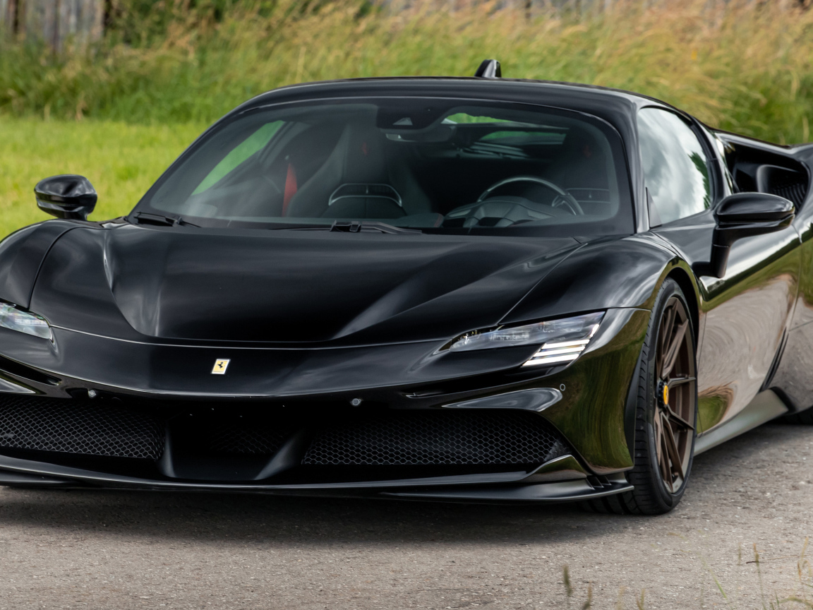 Черный Novitec Ferrari SF90 Stradale вид спереди