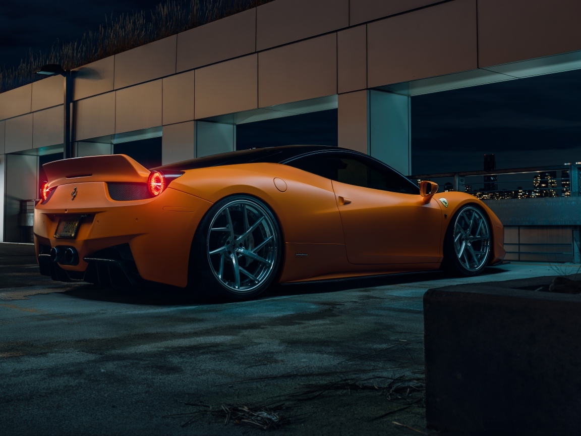 Автомобиль Ferrari 458  вид сзади