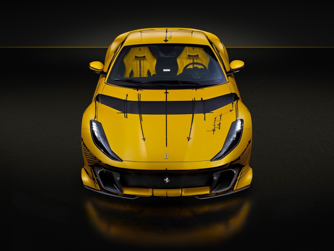 Автомобиль Ferrari 812  года на черном фоне