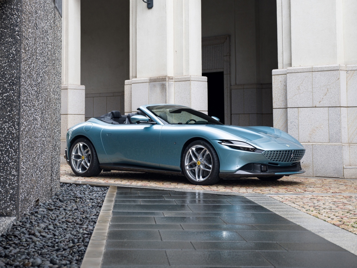 Автомобиль  Ferrari Roma Spider 2023  года у здания