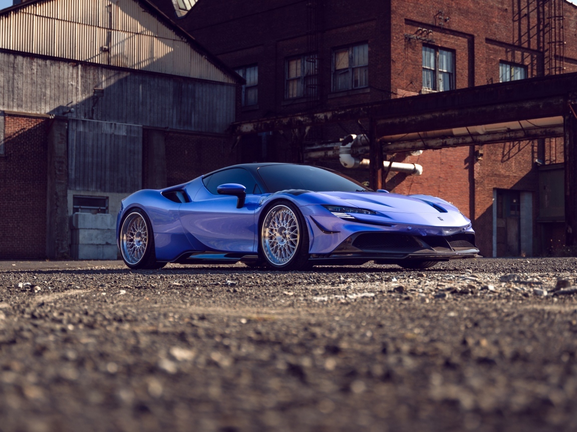 Автомобиль Ferrari SF90 Spider на фоне здания