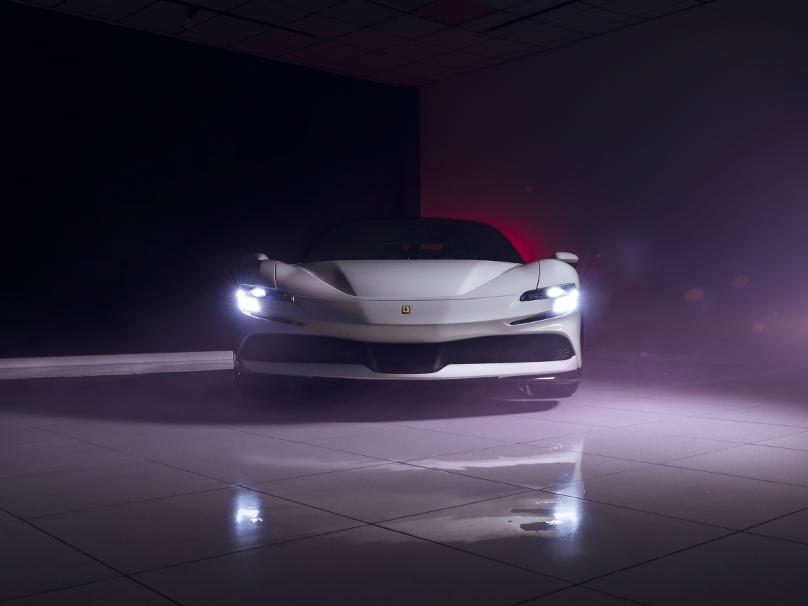 Вид спереди на автомобиль  Ferrari SF90 Stradale