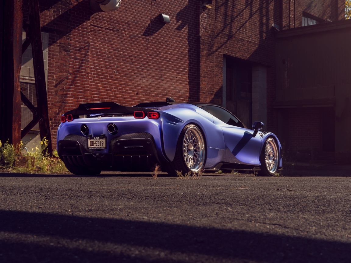 Вид сзади на автомобиль Ferrari SF90 Spider