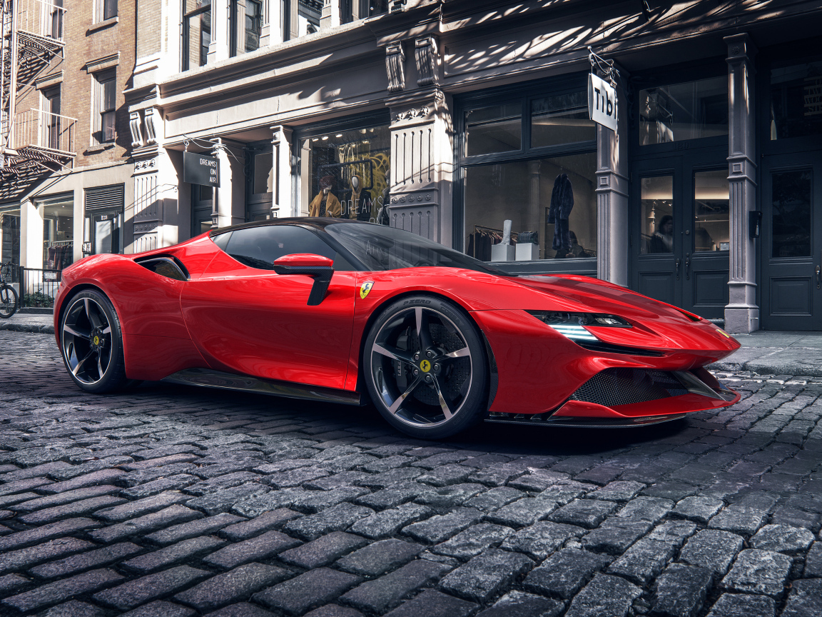 Красный автомобиль Ferrari SF90 Stradale в городе