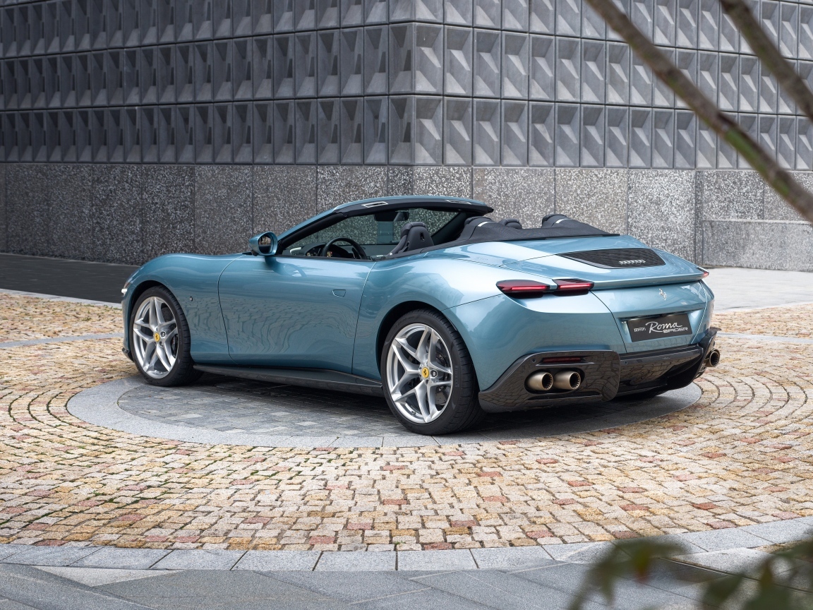 Серебристый автомобиль Ferrari Roma Spider 2023  года