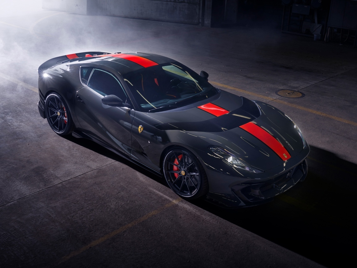 Вид сверху на автомобиль Ferrari 812 на стоянке