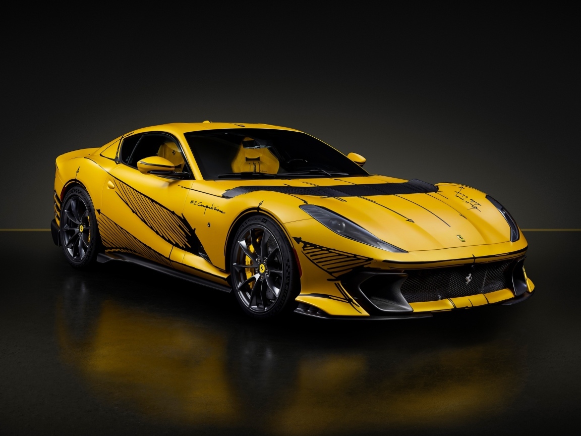 Желтый спортивный автомобиль Ferrari 812