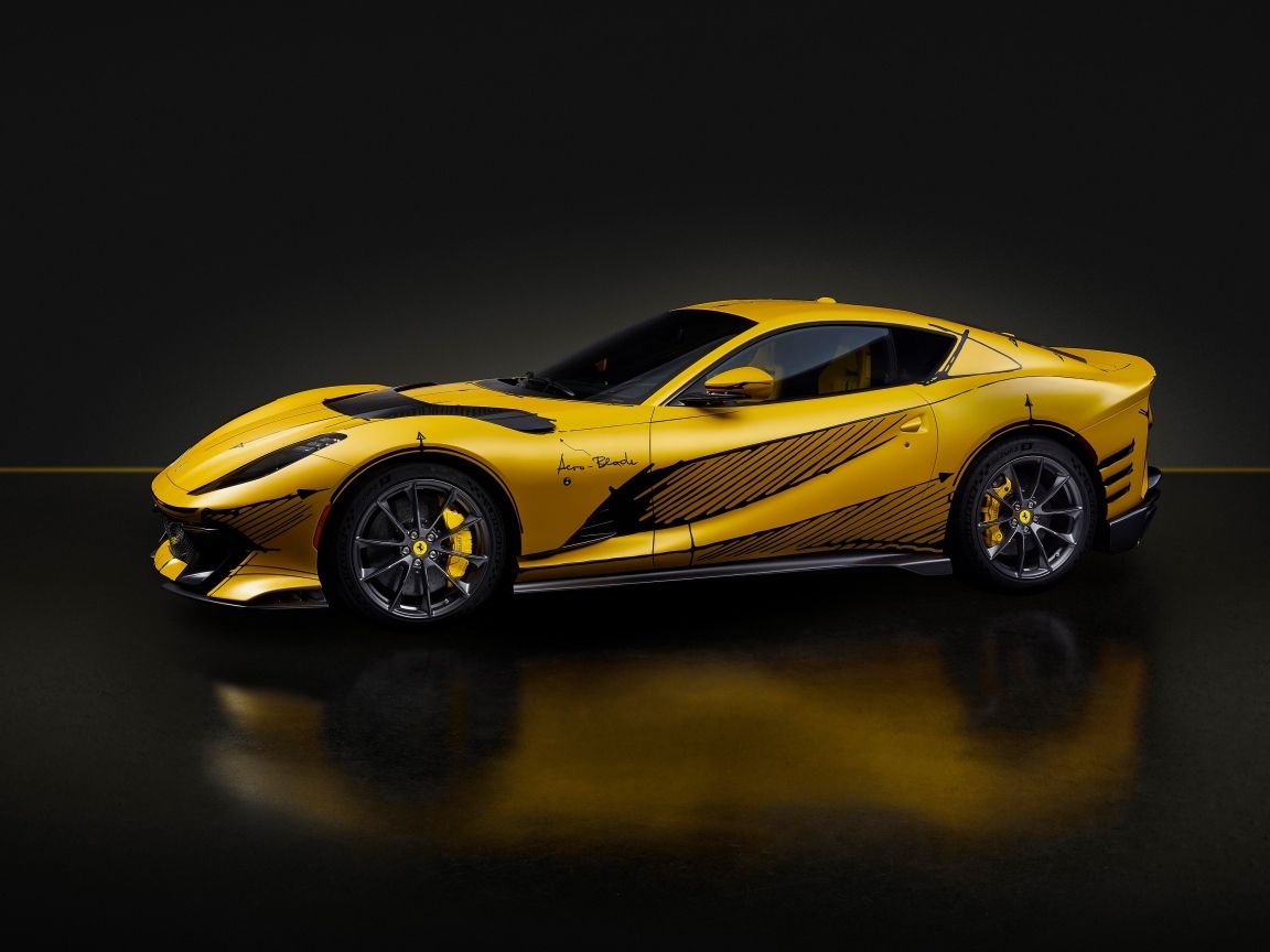 Желтый спортивный автомобиль Ferrari 812 вид сбоку