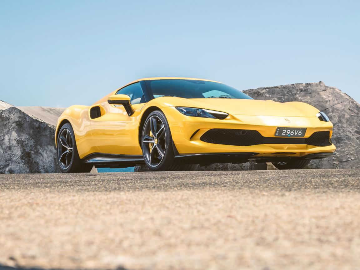 Желтый автомобиль Ferrari 296 GTB