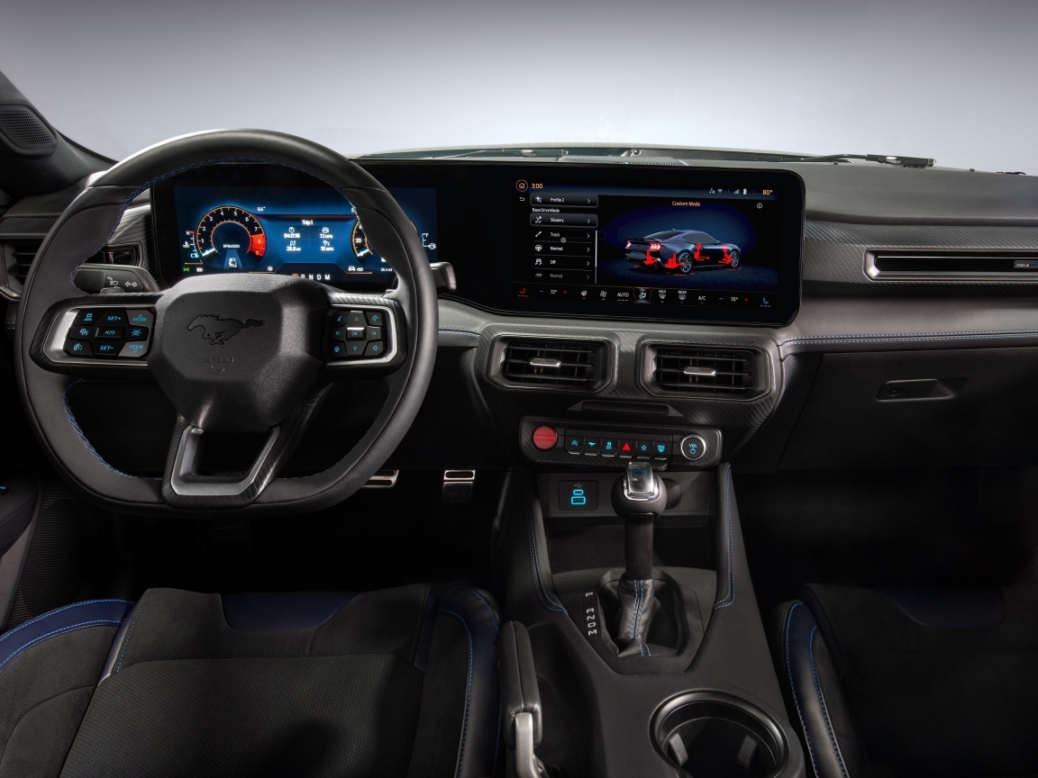 Черный кожаный салон автомобиля Ford Mustang Dark Horse 2024 года