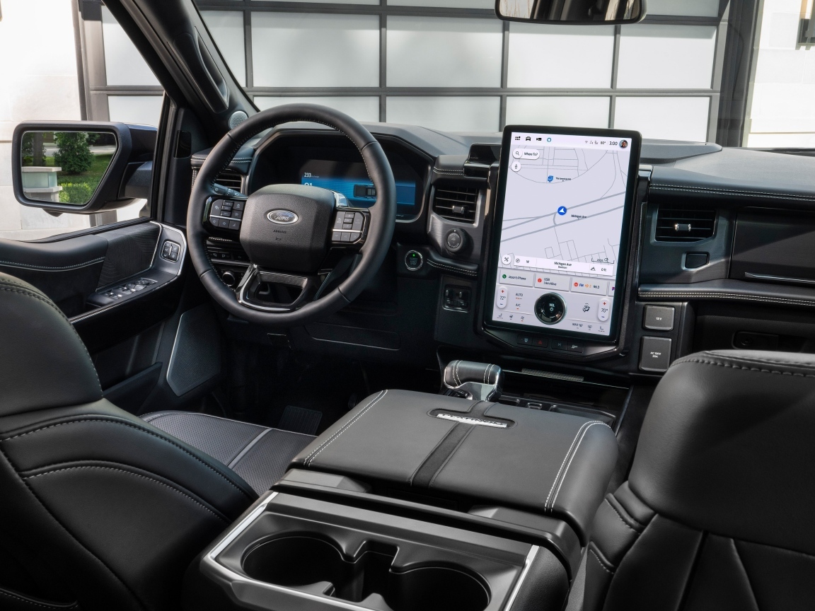 Черный кожаный салон автомобиля Ford F-150