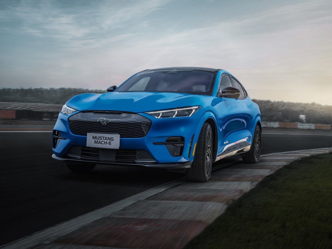Голубой автомобиль Ford Mustang Mach-E GT Performance 2023 года на трассе