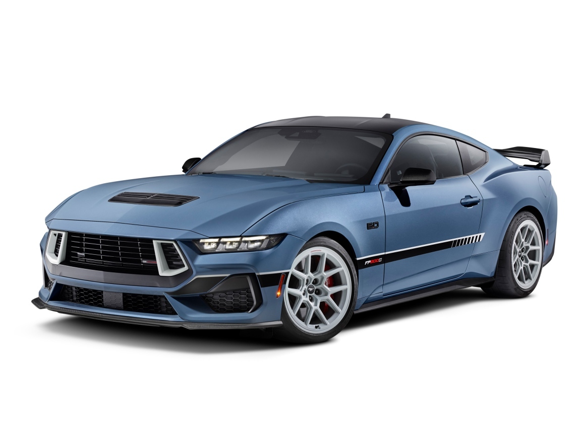 Автомобиль Ford Mustang FP800S на белом фоне